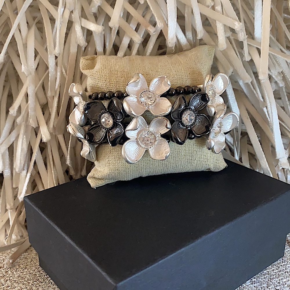 🪞 NEW crystal flower cuff bracelet in silver pewter